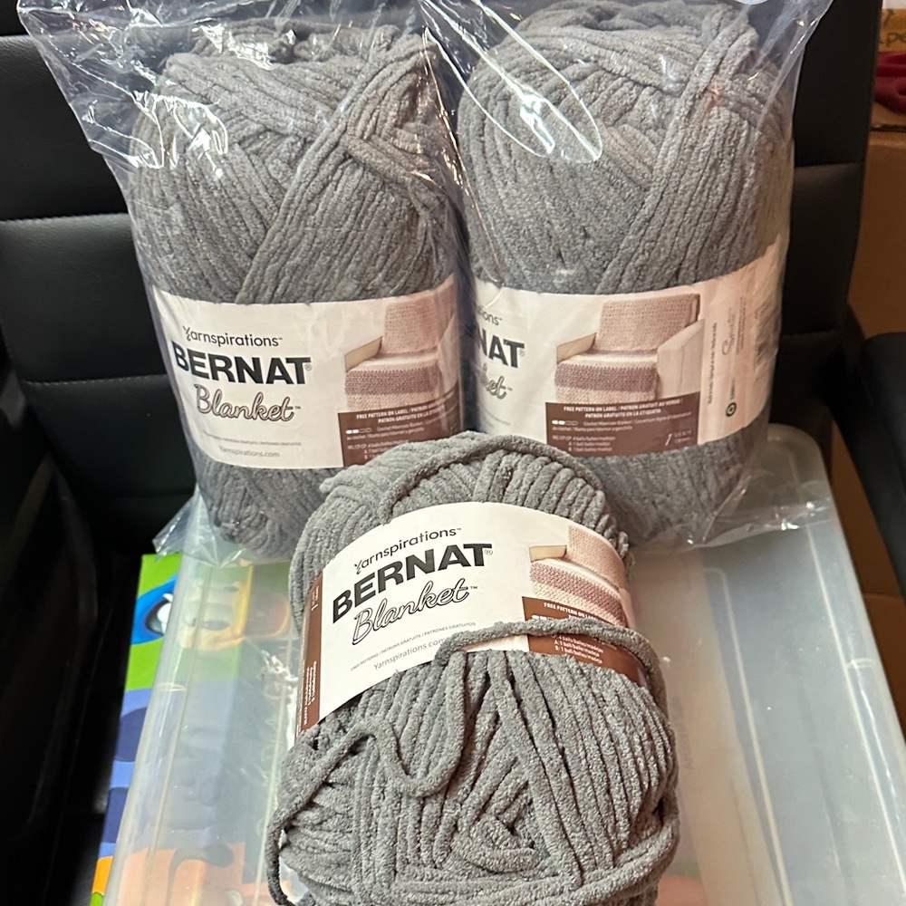 Bernat Blanket Yarn - Gray - Picture 3 of 3